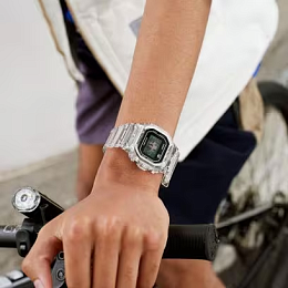 Quartz Wristwatch/DW-5040RX-7DR