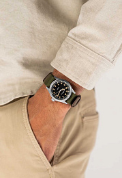 Quartz Wristwatch / H69401930