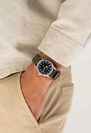 Quartz Wristwatch / H69401930